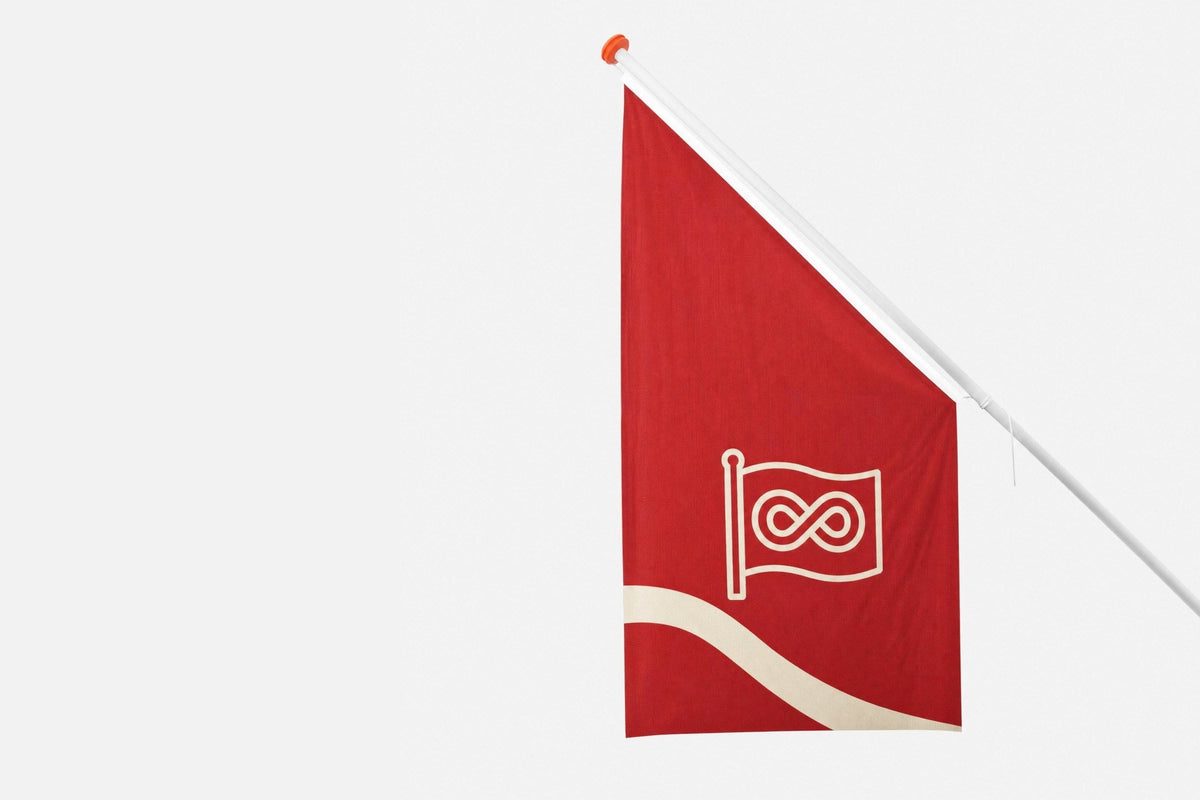 Rode kioskvlag met eigen logo aan een schuine witte gevelstok