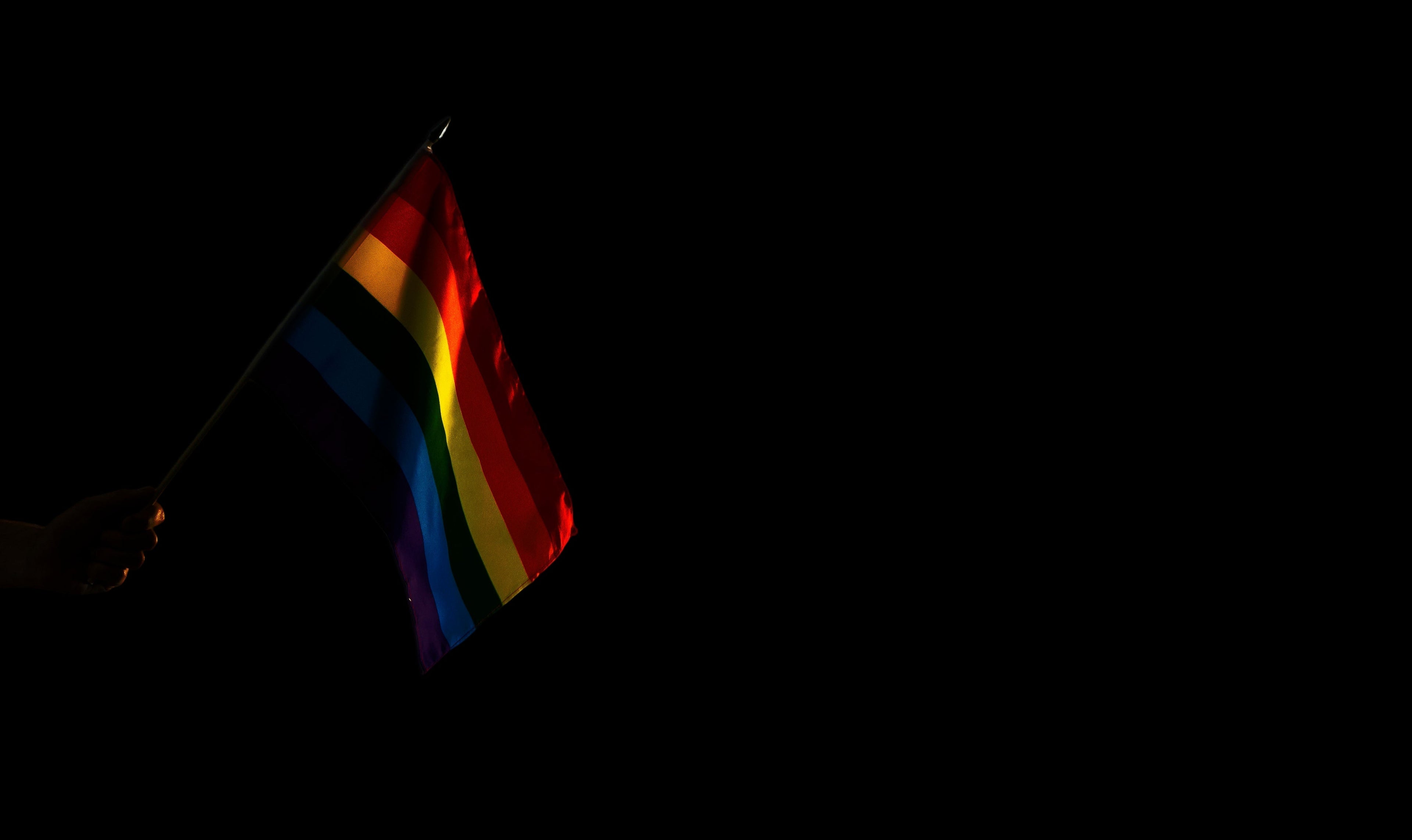 Gevelvlag in de wind — levensduur en onderhoud van outdoor vlaggen