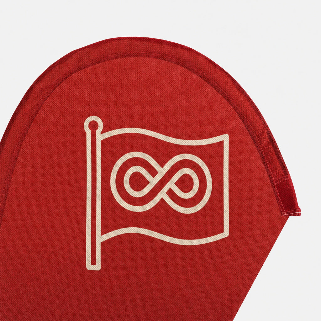 Close-up van de ronde bovenkant van de Drop beachflag, met het logo scherp op geweven polyester