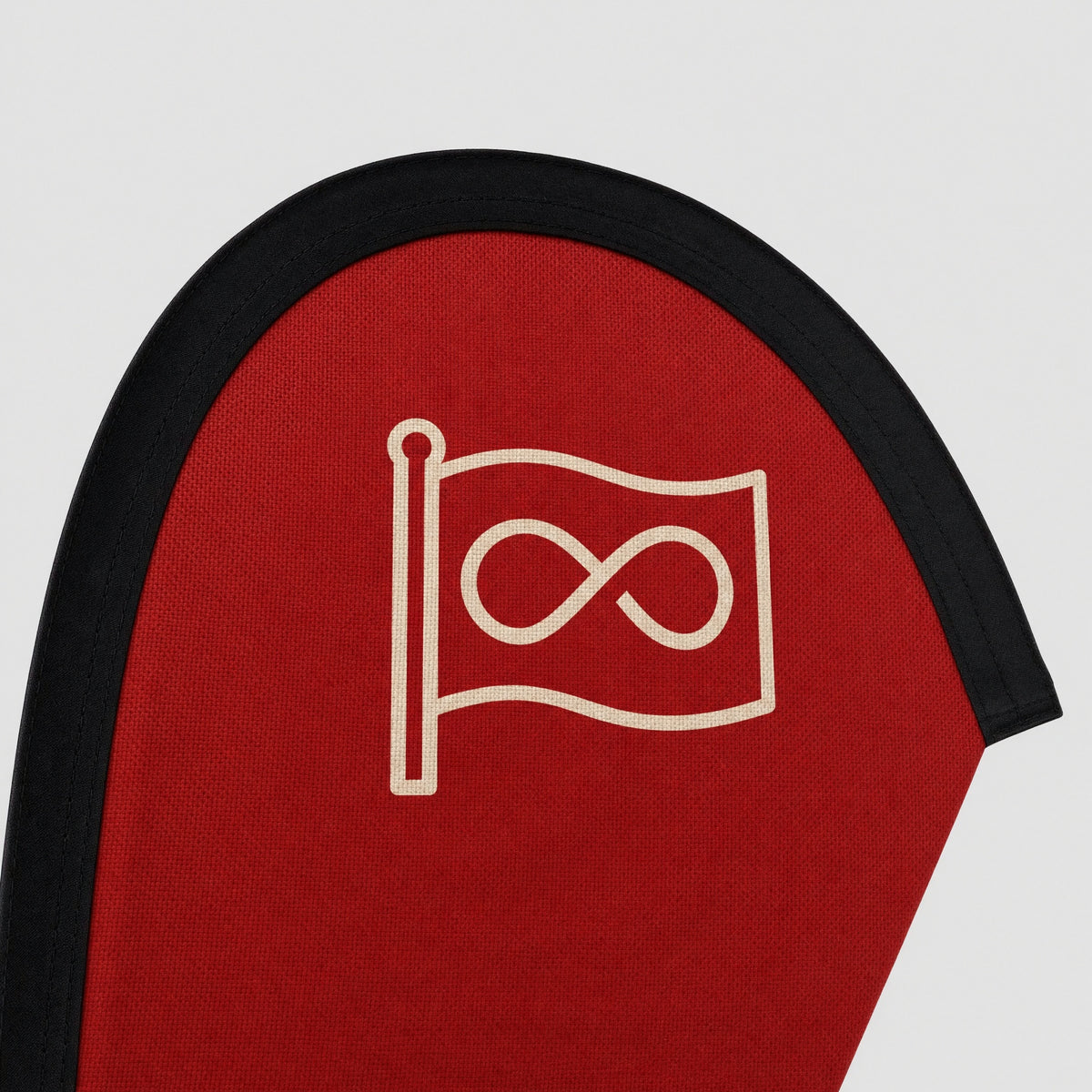 Close-up van de Drop beachflag met zwarte bies langs de ronde bovenrand