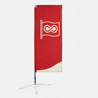 Beachflag Square met eigen ontwerp op een kruisvoet, met de dwarsarm bovenaan