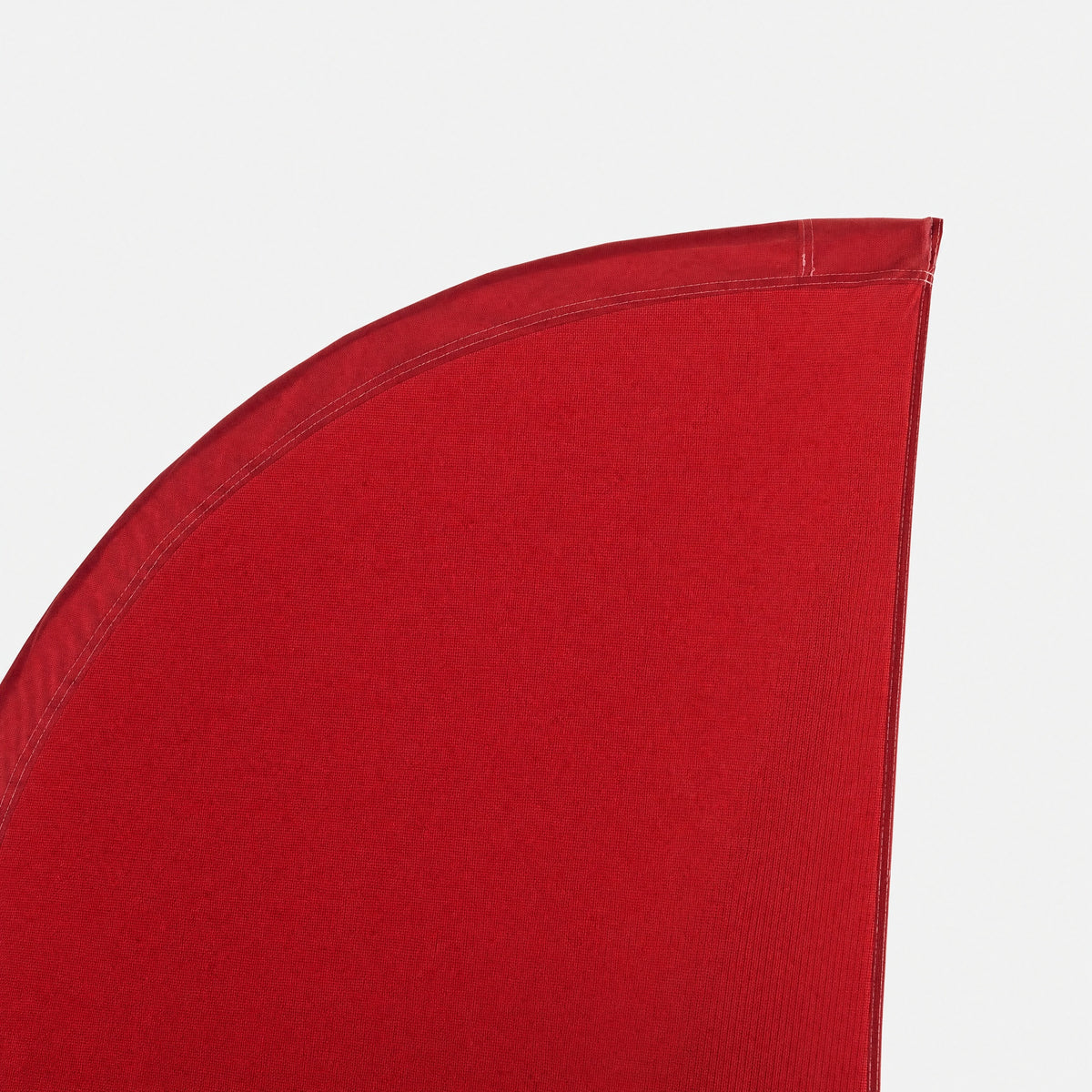 Close-up van de bovenhoek van de Straight beachflag: geweven polyester en een strakke gestikte zoom
