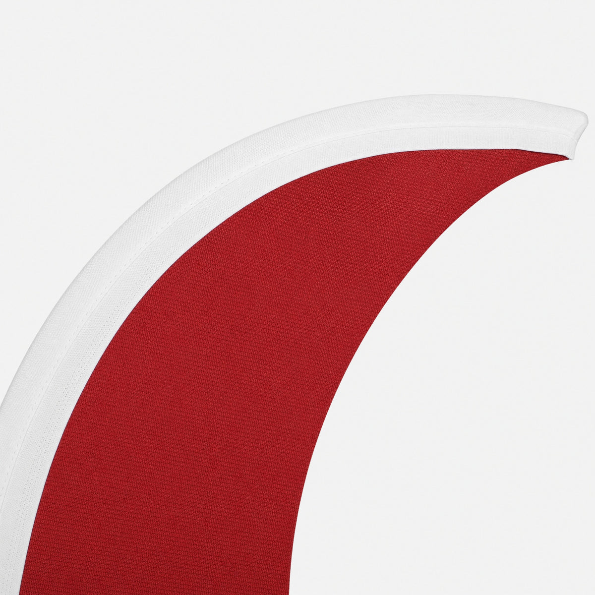 Close-up van de gebogen bovenrand van de Wave beachflag, met witte bies langs het geweven doek