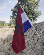 Eén dubbelzijdige vlag op één paal: de Marokkaanse vlag op de voorkant, de Nederlandse driekleur op de achterkant — twee verschillende prints, geen doorschijn