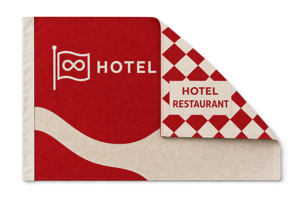 Dubbelzijdige vlag met omgeslagen hoek: de voorkant is rood met logo en golf, onder de omslag komt een compleet andere print tevoorschijn — een rood-crème ruitmotief met HOTEL RESTAURANT. Elke kant wordt apart bedrukt en is van beide zijden gewoon leesbaar, niet in spiegelbeeld