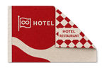 Dubbelzijdige vlag met omgeslagen hoek: de voorkant is rood met logo en golf, onder de omslag komt een compleet andere print tevoorschijn — een rood-crème ruitmotief met HOTEL RESTAURANT. Elke kant wordt apart bedrukt en is van beide zijden gewoon leesbaar, niet in spiegelbeeld