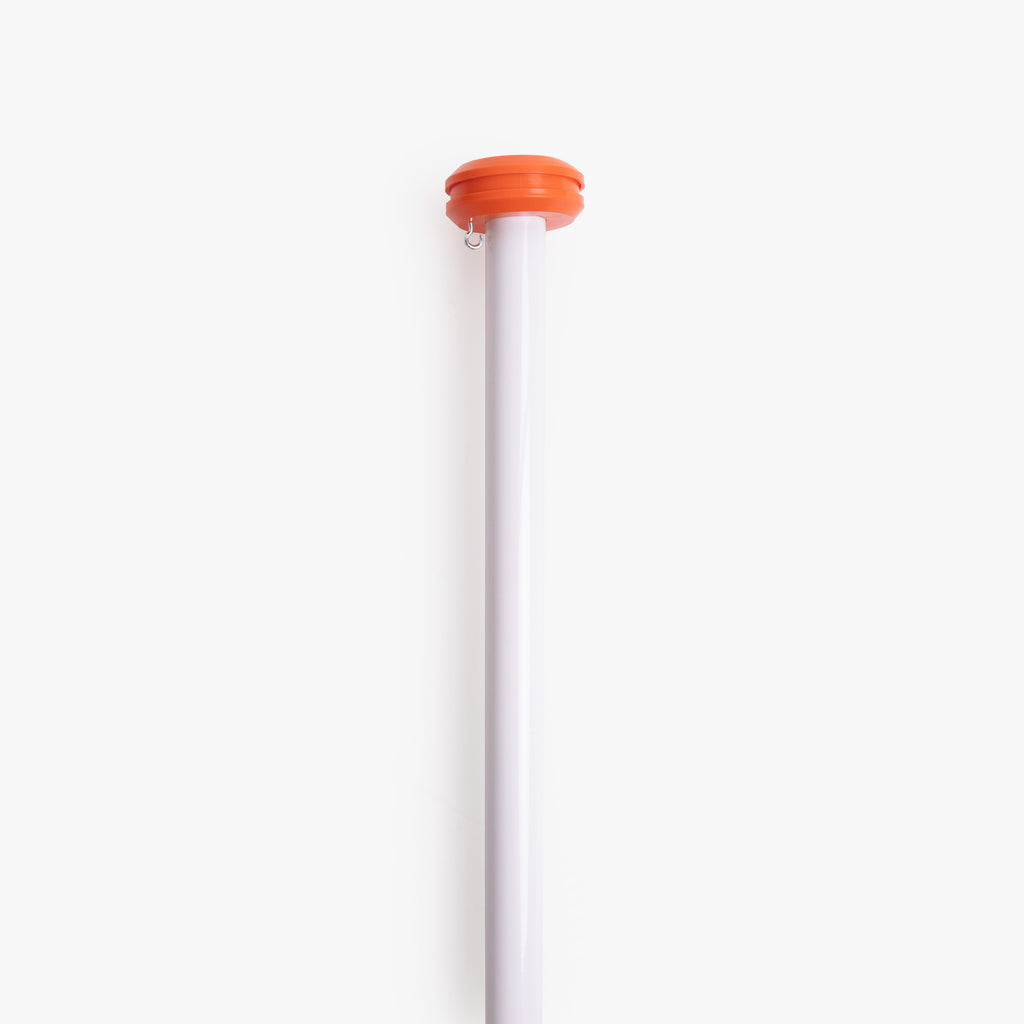 De witte gevelstok van 200 cm in zijn geheel, met oranje dop aan de bovenkant