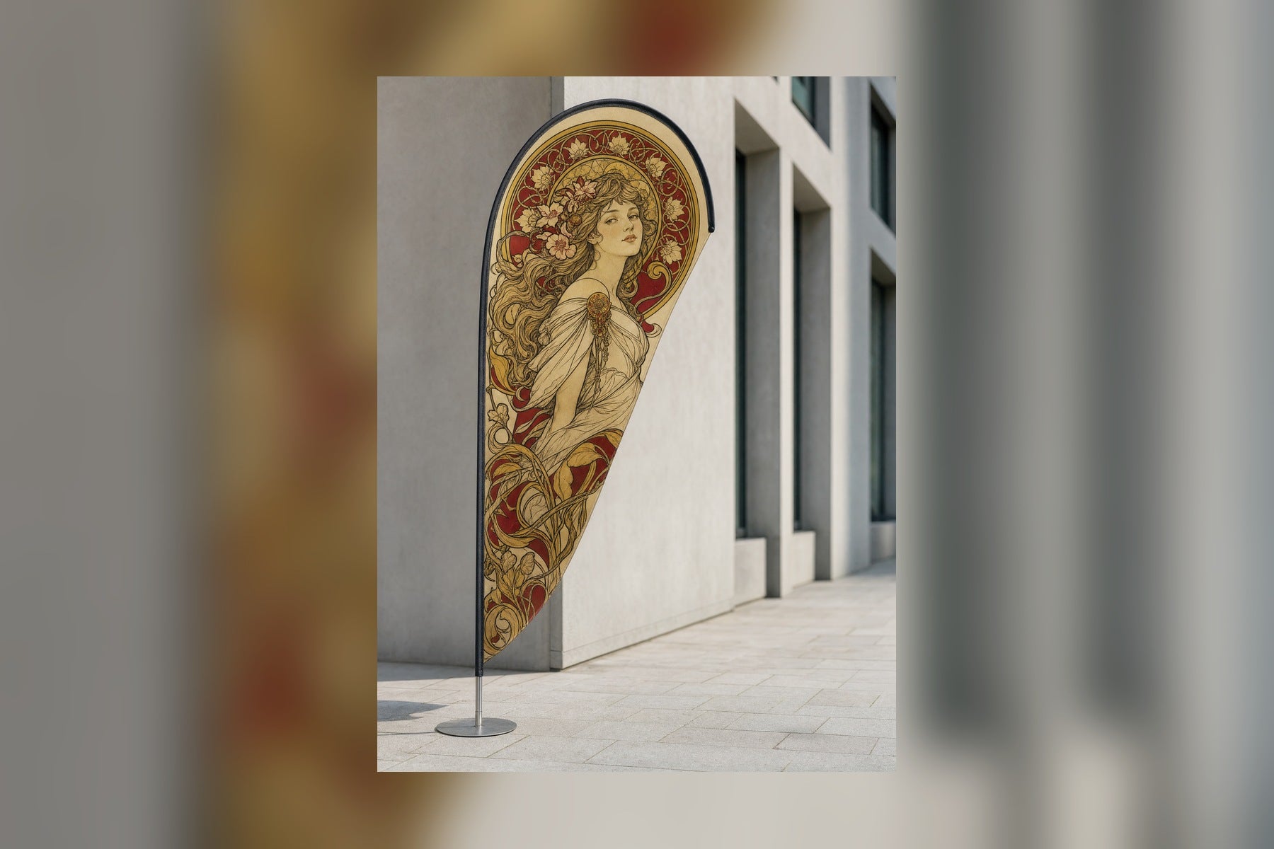 Beachflag in Tropfenform mit eigenem Design: ein Jugendstil-Plakat in Rot und Gold