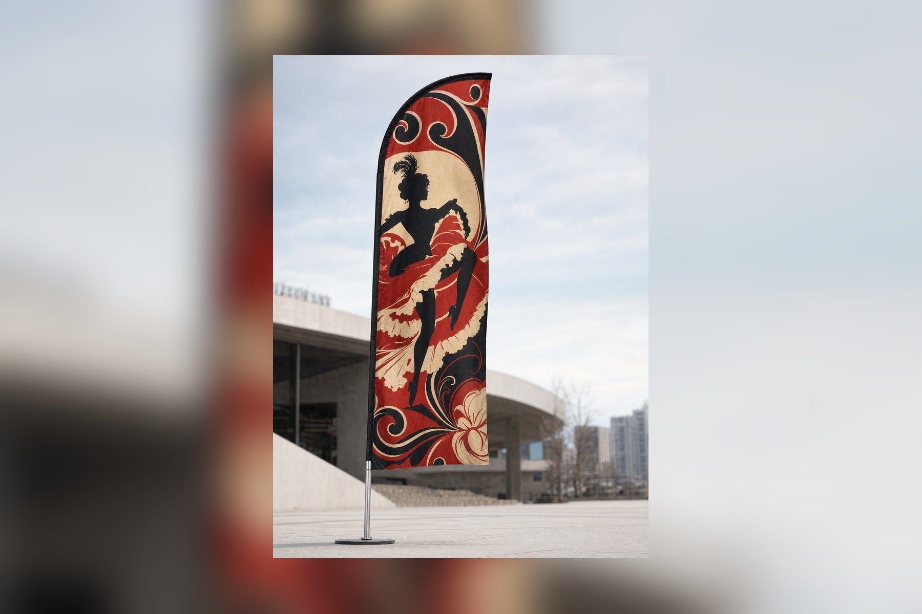 Beachflag in Federform mit eigenem Design: ein Plakat im Belle-Époque-Stil in Rot, Schwarz und Creme