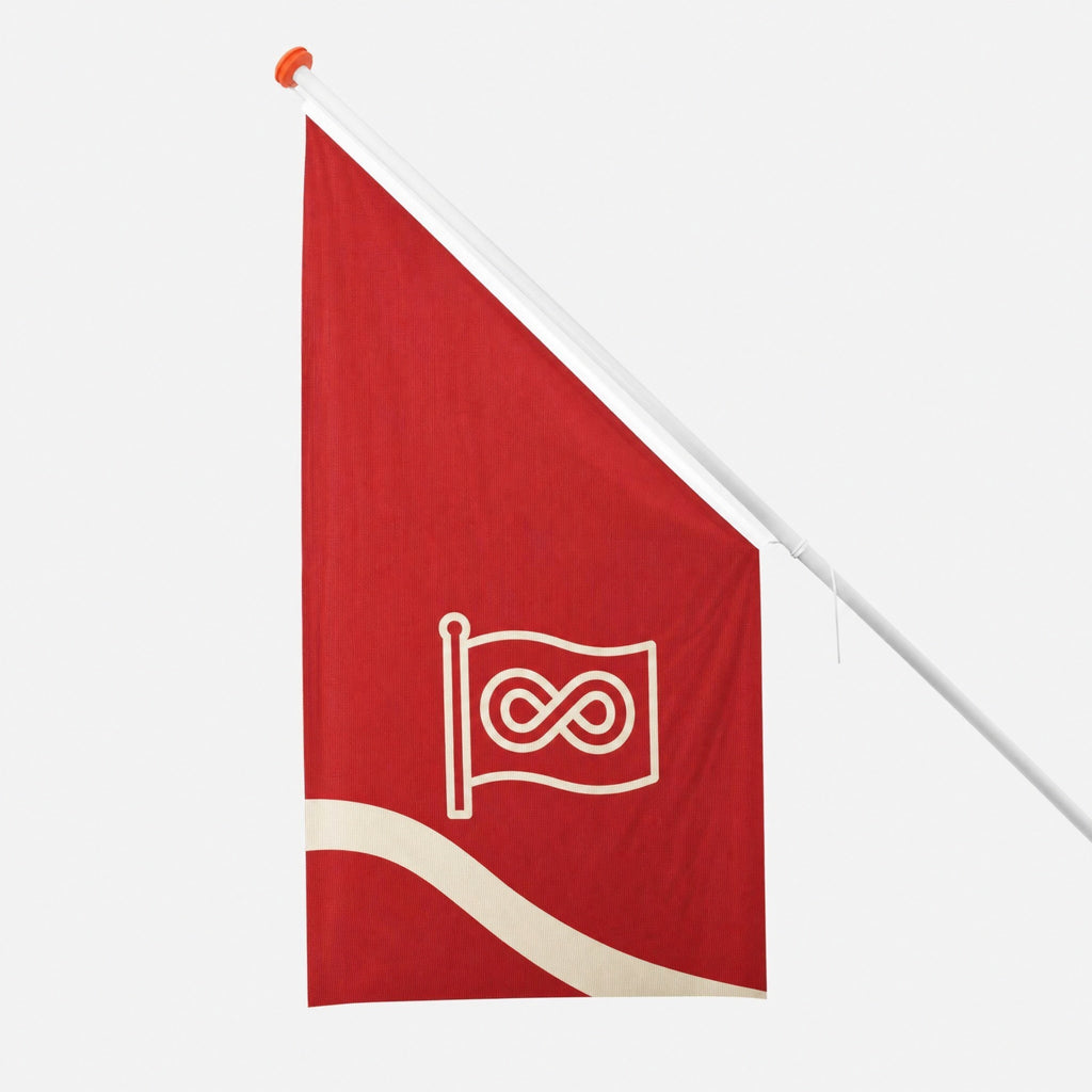 Dubbelzijdige kioskvlag met eigen ontwerp aan een schuine stok
