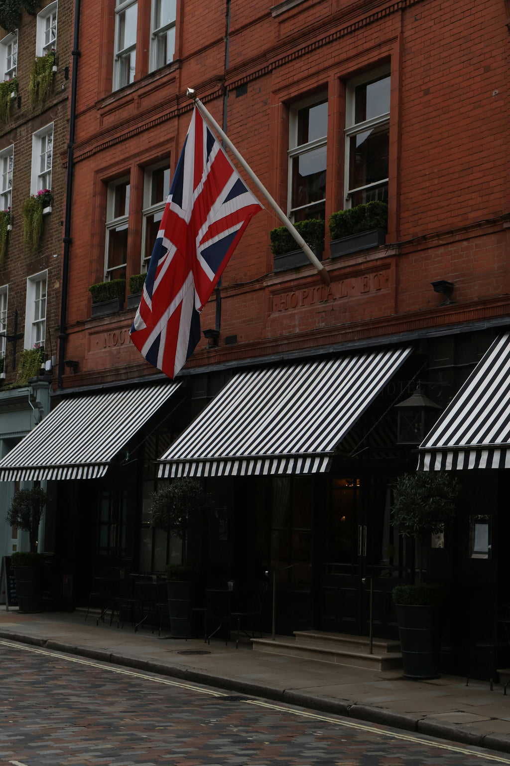 Gevelvlag aan een hotel in de stad
