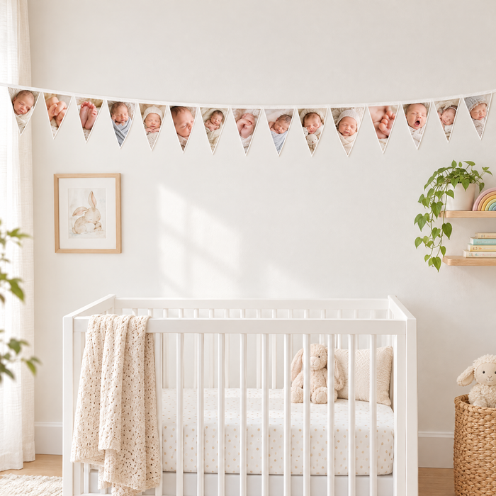 Vlaggenlijn met een eigen foto op elk vlaggetje: babyfoto's boven een babybedje